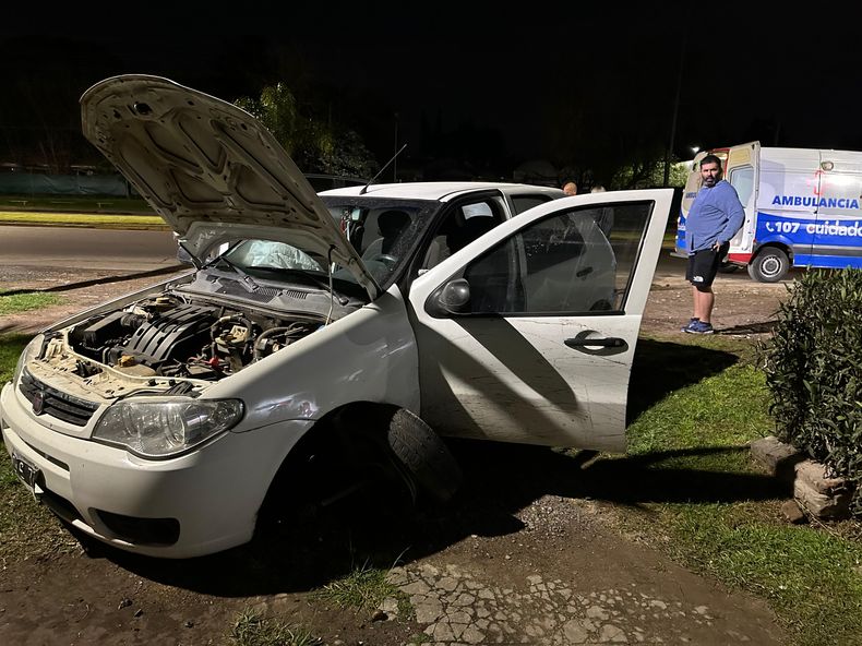 El conductor del automóvil perdió el control del rodado y terminó impactando en la vereda.&nbsp;