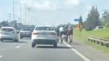 Ciclistas en Panamericana, una actividad peligrosa que está prohibida.