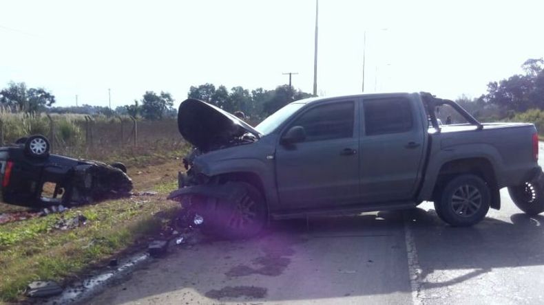 VIOLENTO. Así quedaron la Amarok y la Kangoo luego del encontronazo..