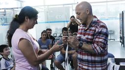 APRIETE EL BOTÓN. Ducoté entregó las alarmas, ayer, en el COM. .