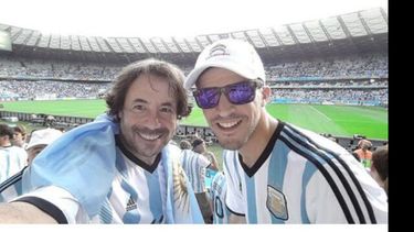 Matías es Mundial. Aprovechando que tenía el fin de semana libre en el automovilismo, Matías Rossi se fue a Brasil a alentar a la Selección. Y en el Mineirao se dio el gusto de sacarse la foto fashion junto a Ricky Sarkany..