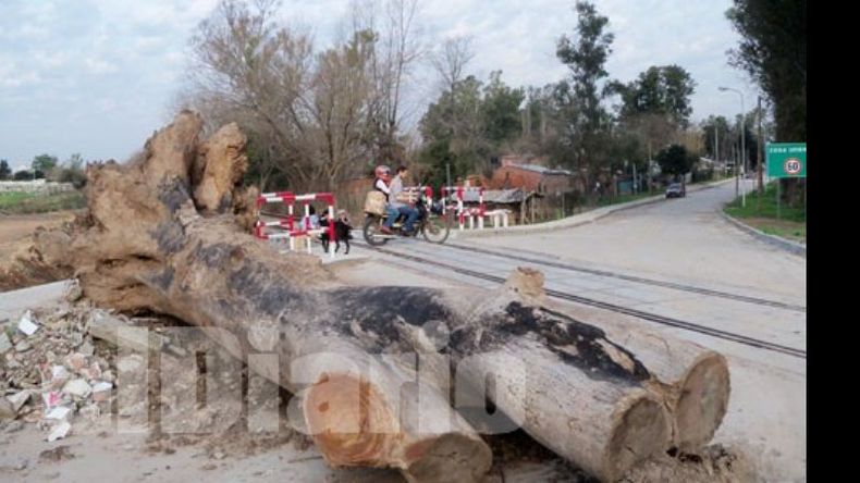 Una moto cruza por el paso peatonal del ferrocarril Urquiza en el nuevo camino..