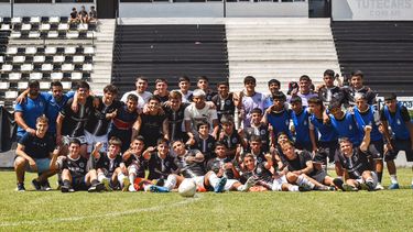 CLASIFICACIÓN. Los jugadores y cuerpo técnico de Real Pilar festejan en el estadio.
