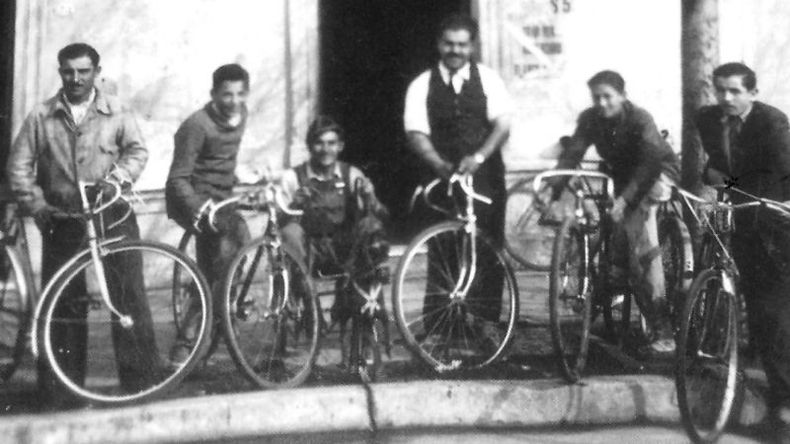 En el centro de Pilar, las bicicletas dominaban el paisaje en igual o mayor proporción que los automóviles. La imagen es del año 1948..