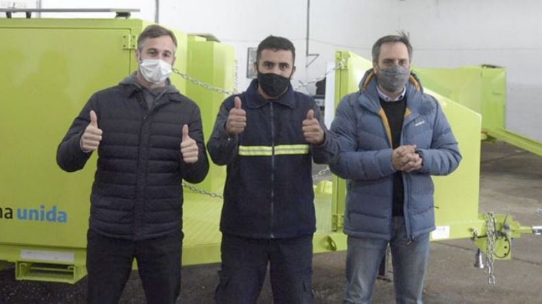 EN VILLA ROSA. Achával y Cabandié, junto a un trabajador de la nueva planta. .