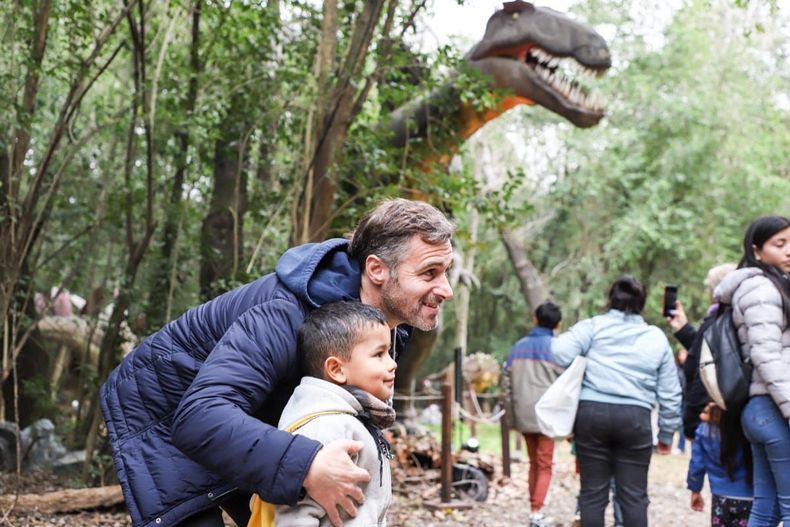 GIGANTES. Achával recorrió el Parque Jurásico junto a los primeros visitantes. &nbsp;