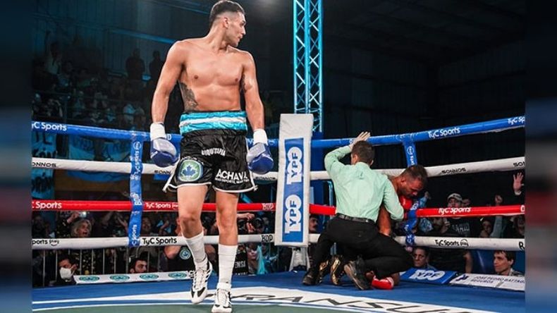 NOCAUT DE CAMPEÓN. Yamil ya aplicó el golpe que dejó a Maldonado contra las cuerdas. (FOTO: TyCSports)..