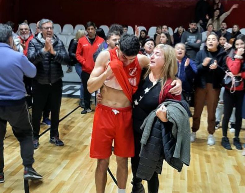 La emoción de Mariano Rabazano en su vuelta a la cancha con Sportivo Pilar.