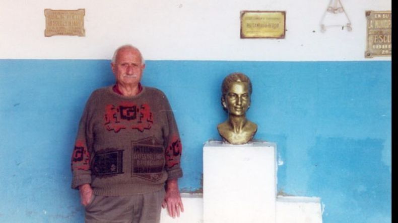 Don Pedro Tapia y el busto que protegió, fotografiado años atrás para El Diario..