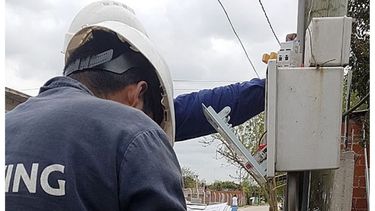 RECONEXIÓN. La cuadrilla de Edenor le reestableció el servicio a Wilma..