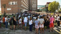 COLAS. Incluso desde Pilar, los turistas buscan vacunas en el Posadas..