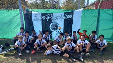 BANDERA. Los Principitos de la 2012, tras la victoria ante Armenio.