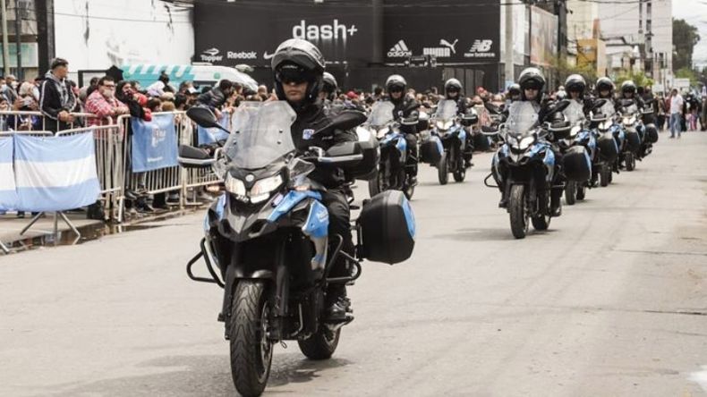 PATRULLA MOTORIZADA. La nueva División Motos de la Guardia Urbana participó del desfile de las Fiestas Patronales. .