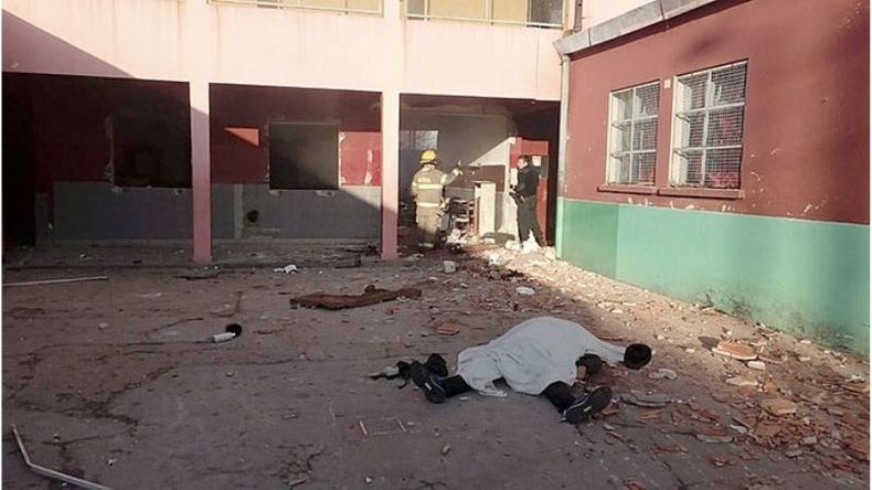 IMPACTANTE. El cuerpo de una de las víctimas yace en el patio del colegio. .