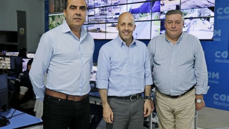 ENCUENTRO. Llega Piazzale (izquierda), se va Martínez. Los dos se reunieron hoy con Ducoté..