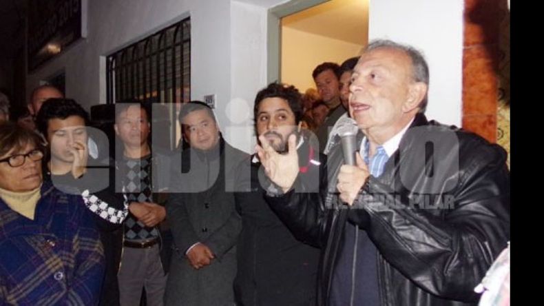ESCENARIO. En la vereda, Zúccaro dijo que se siente “un vecino más”..