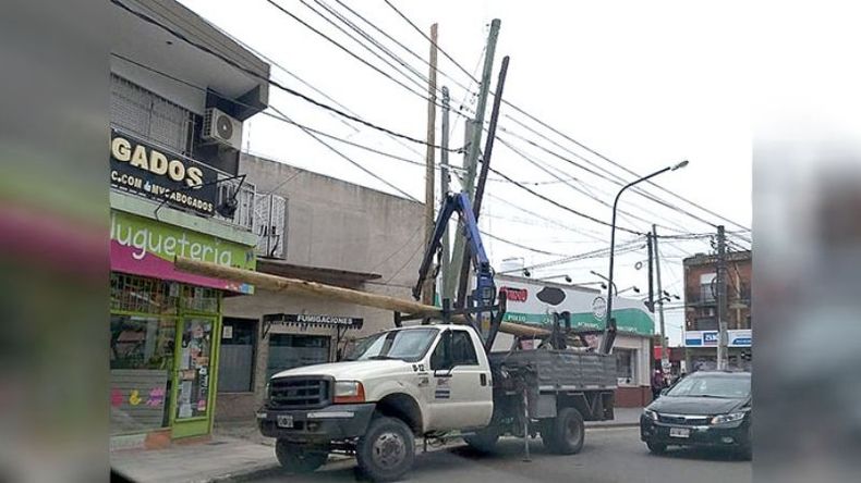 SIN CONTROLES. Las empresas aprovechan para extender sus tendidos..