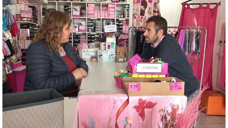 OFERTAS. Achával dialogó con comerciantes de la avenida Tomás Márquez..