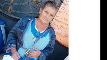 (Radio Mas). CADENA. María Cardozo se encadenó en la Escuela 1..