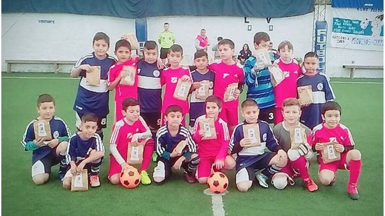 REGALOS. La 2010 de Sportivo y San Martín comparten los obsequios..