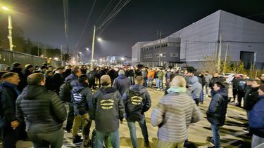 ACAMPE. Los trabajadores se mantienen en la puerta de la empresa.&nbsp;