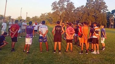 Los jugadores de Manzanares en la previa al entrenamiento del lunes en el Cuni Viaño.
