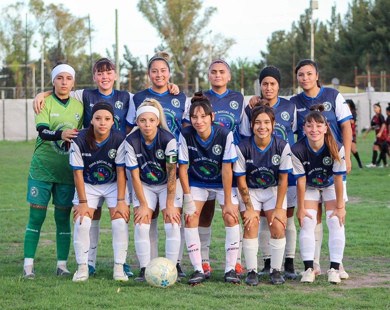 BICAMPEONAS. El once inicial de Somra, que festejó una nueva consagración.