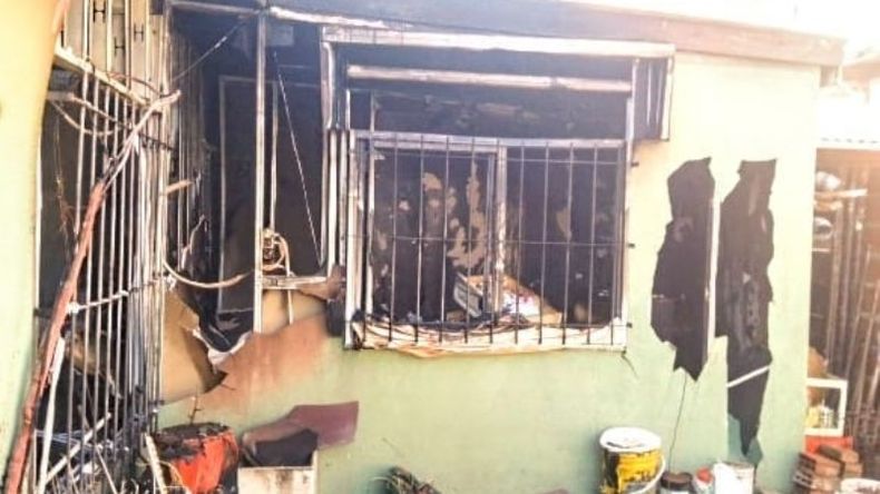 Las pérdidas materiales fueron totales en la vivienda. Foto @juancaimpacto .