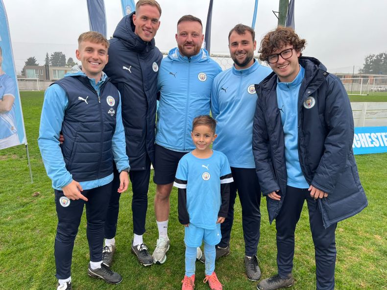 Benjamín Di Lorenzo junto a los entrenadores del Manchester City que lo observaron semanas atrás.&nbsp;