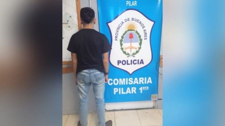 Uno de los aprehendidos por la policía..