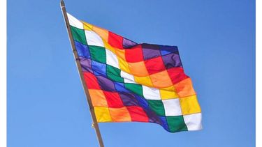 FLAMEAR. La bandera Whipala se izará en las instituciones y plazas locales..