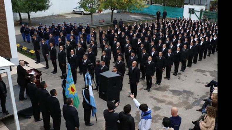 CADETES. Los aspirantes estudiarán 12 horas diarias durante 9 meses..