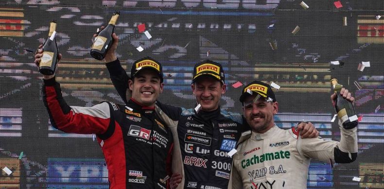 CHAMPÁN. Azar junto a Ciarrocchi y Di Palma, en el podio del TRV6.