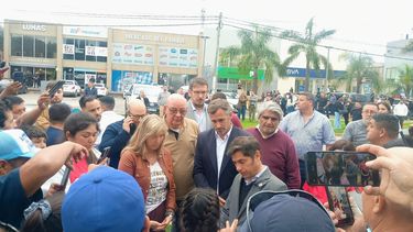 ESCUCHA. Kicillof y Achával con las familias de los despedidos, en el Parque Industrial.