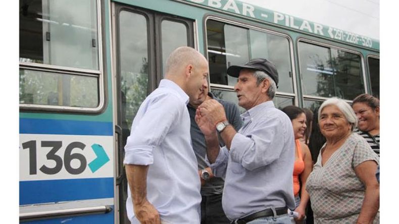 EN BONDI. Ducoté charla con los vecinos, en la presentación del recorrido..