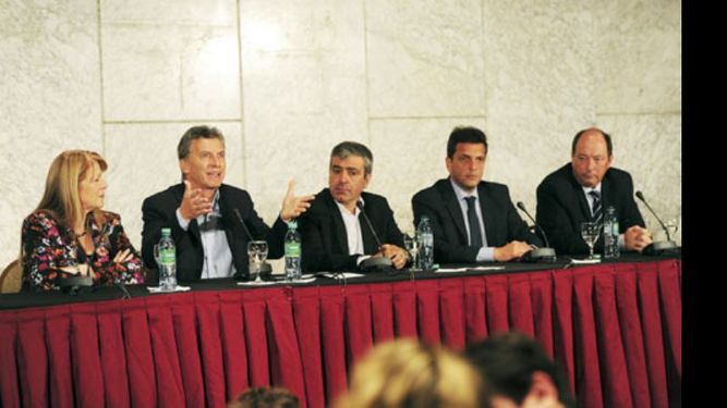 JUNTOS. Los candidatos presidenciales se mostraron juntos..