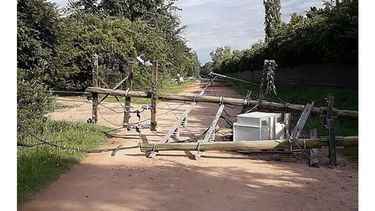 Pilar a Diario | MANZANARES. Un poste de madera caído con un transformador. Desde 2013, debería ser de hormigón. .