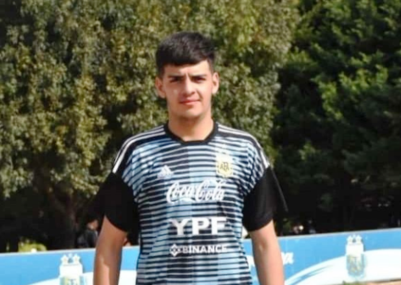 DE SELECCIÓN. Santilán tiene 18 años y ataja para Zelaya en la Primera División de Fútbol Playa de AFA.