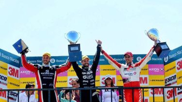TRÍO. Rossi (der.) en el podio de Río Cuarto, junto a Canapino y Giallombardo..