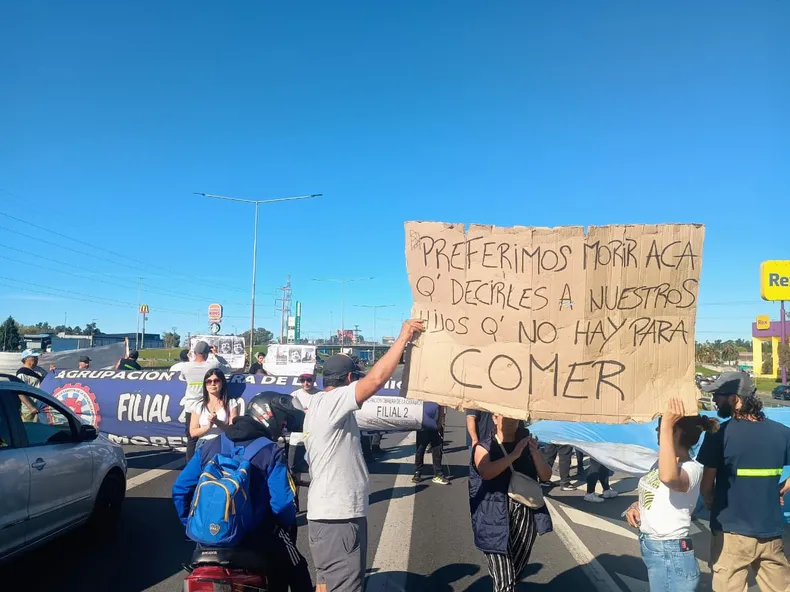 Como parte del reclamo, los trabajadores de ILVA llegaron a cortar el tr&aacute;nsito en la Panamericana.&nbsp;