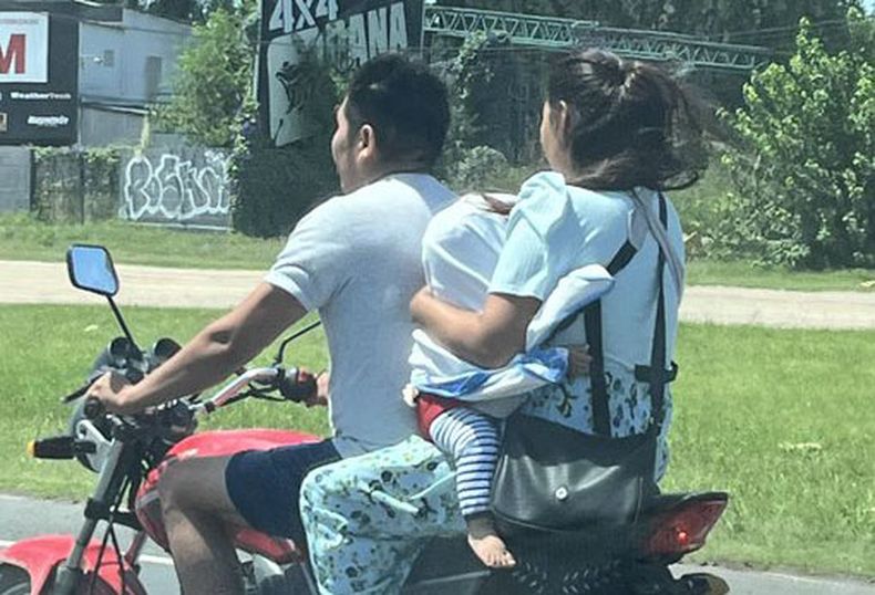 LaPanaWeb / @lapanaweb. La motocicleta no es un medio de transporte para una familia. No desconocemos las dificultades económicas de la Argentina. Pero viajar en colectivo es más barato que pagarlo con tu vida o la de tu bebé. Cosas que vemos en #Panamericana y pasan en todo el país.