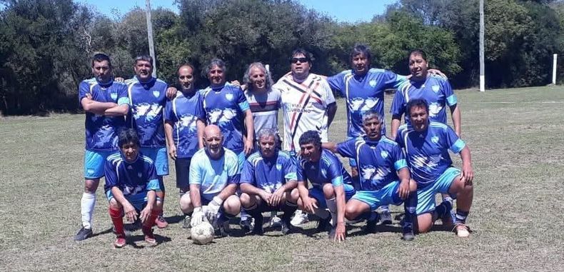 La formación de Defensores de Grand Bourg que compitió en Uruguay.