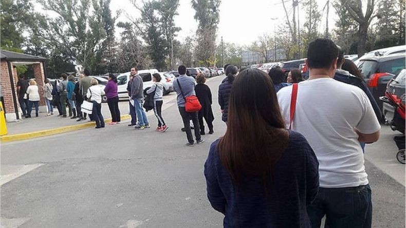 COLAS. Largas esperas y alto costo, lo que muchos pacientes del Austral buscan evitar..