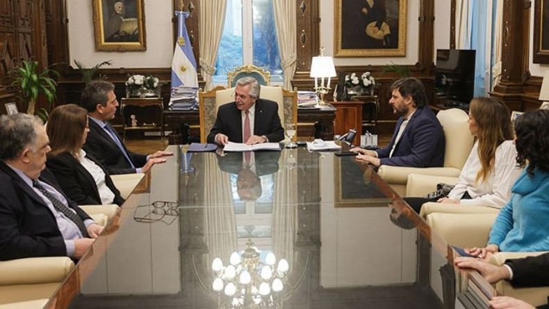 FIRMA. El Presidente promulgó la ley junto a Massa y colaboradores..