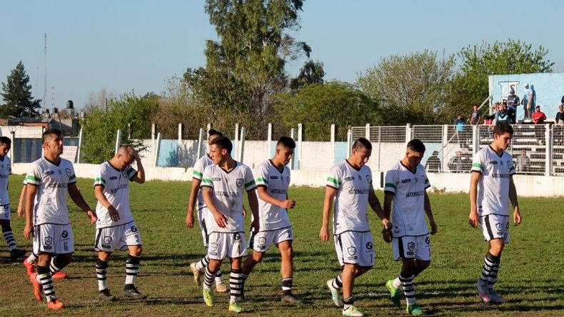 El descontento de los jugadores de Real Pilar, al finalizar el partido. FOTO: Heva Imágenes,.