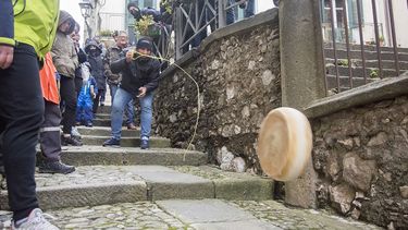 ¡carrera de quesos en sicilia, italia!
