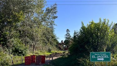 La calle que fue bloqueada por los supuestos propietarios y que funcionaba como principal acceso al barrio.&nbsp;