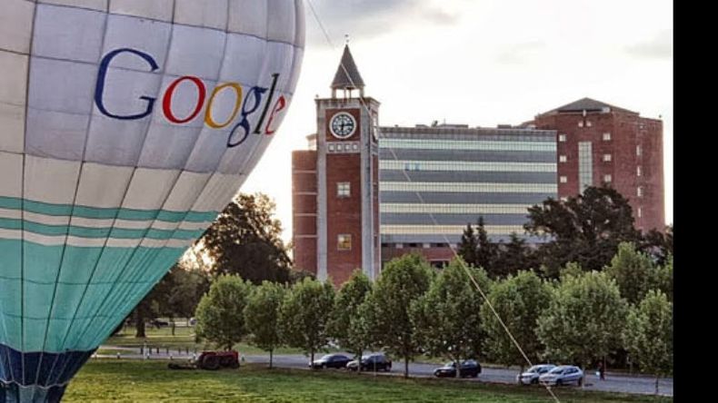 Un globo aerostático con el reconocible logo, ayer, en el campus de la Austral..