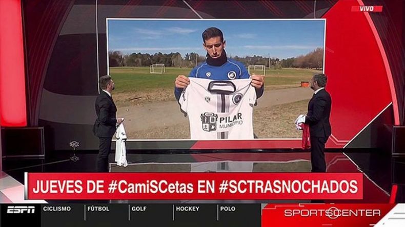 CAMISETA. El programa SportsCenter Trasnochados, de ESPN, tiene todos los jueves su sección “colección de camisetas de clubes de Argentina”. Y este jueves le llegó el turno a Real Pilar. Diego Crego fue el encargado de presentar la casaca a los conductores Pablo Stecco y Maxi Palma, que la guardaron en la vitrina del estudio..