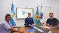 MESA DE NEGOCIACIN Luis Molina del Sindicato Municipal junto a Achval y el secretario de Gobierno Santiago Laurent